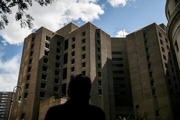 نمایی از زندان مرکز Metropolitan Correctional در منطقه منهتن شهر نیویورک آمریکا، جایی که Jeffrey Epstein در آنجا در حالی که مرده بود، پیدا شد
