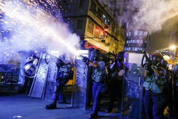 شلیک گاز اشک آور توسط پلیس به سوی تظاهرکنندگان در تظاهرات بر علیه تعلیق لایحه استرداد مجرمان در هنگ‌کنگ  