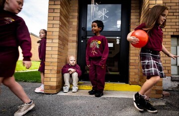 عکس | گوشه‌گیری دانش‌آموز سرطانی در مدرسه در عکس روز نشنال جئوگرافیک