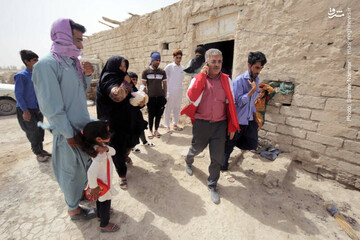 توزیع بسته‌های غذایی و لوازم‌التحریر در مناطق محروم سیستان و بلوچستان