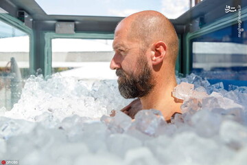 مردی که برای کسب رکورد ۲ ساعت در جعبه یخ ماند/ تصاویر