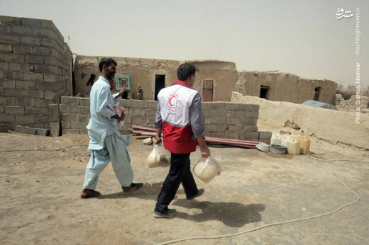 توزیع بسته‌های غذایی و لوازم‌التحریر در مناطق محروم سیستان و بلوچستان