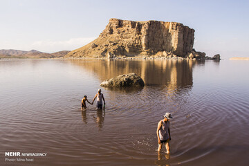 تفریح خانوادگی در دریاچه ارومیه