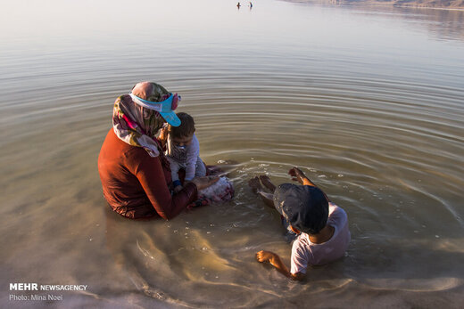 تفریح خانوادگی در دریاچه ارومیه