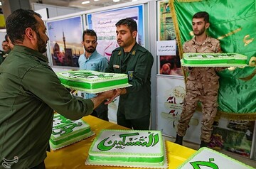توزیع 80 کیلو کیک توسط سپاه حفاطت فرودگاه اهواز به مناسبت عید غدیر خم
