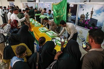توزیع 80 کیلو کیک توسط سپاه حفاطت فرودگاه اهواز به مناسبت عید غدیر خم