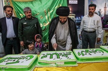 توزیع 80 کیلو کیک توسط سپاه حفاطت فرودگاه اهواز به مناسبت عید غدیر خم