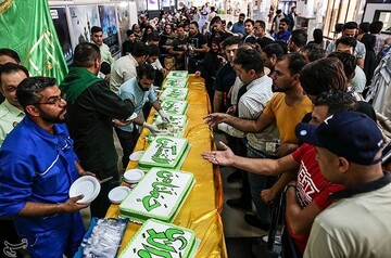 توزیع 80 کیلو کیک توسط سپاه حفاطت فرودگاه اهواز به مناسبت عید غدیر خم