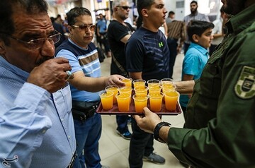 توزیع 80 کیلو کیک توسط سپاه حفاطت فرودگاه اهواز به مناسبت عید غدیر خم