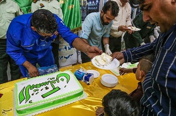 توزیع 80 کیلو کیک توسط سپاه حفاطت فرودگاه اهواز به مناسبت عید غدیر خم