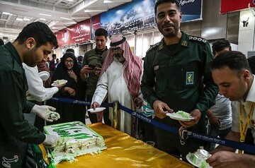 توزیع 80 کیلو کیک توسط سپاه حفاطت فرودگاه اهواز به مناسبت عید غدیر خم