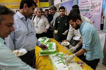 توزیع 80 کیلو کیک توسط سپاه حفاطت فرودگاه اهواز به مناسبت عید غدیر خم