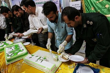 توزیع 80 کیلو کیک توسط سپاه حفاطت فرودگاه اهواز به مناسبت عید غدیر خم