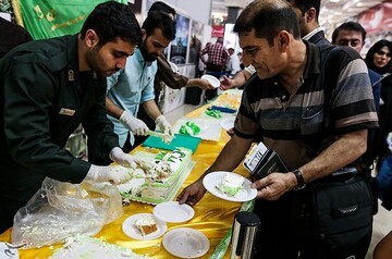 توزیع 80 کیلو کیک توسط سپاه حفاطت فرودگاه اهواز به مناسبت عید غدیر خم