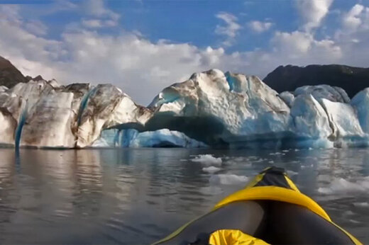 فیلم | لحظه سقوط یخ‌هایی عظیم از یخچال‌ آلاسکا