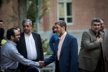 حمیدرضا افتخاری مدیر رادیو نمایش و حمید شاه آبادی معاون صدا در اختتامیه جشنواره رادیویی نوایش