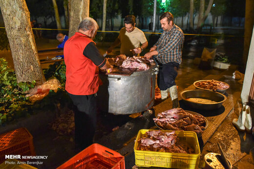 طبخ ۱۴ هزار پرس غذای نذری به مناسبت عید غدیر خم در شیراز