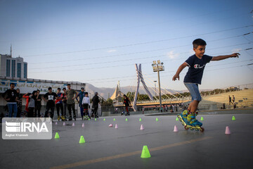 اسکیت سواری در بوستان آب و آتش