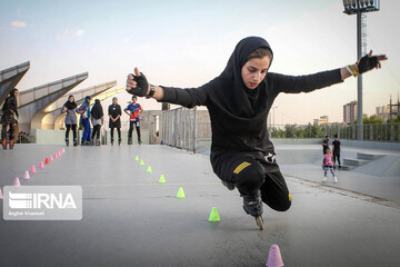 اسکیت سواری در بوستان آب و آتش