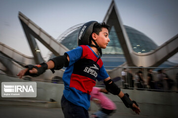 اسکیت سواری در بوستان آب و آتش