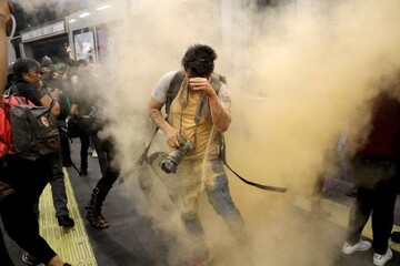 واکنش یک عکاس به پرتاب پودر رنگی در تظاهرات «آنها نمی توانند از من حفاظت کنند، آنها به من تجاوز می‌کنند» در  شهر مکزیکوسیتی پایتخت مکزیک، اخبرا دو دختر توسط پلیس مورد تجاوز قرار گرفته اند و  تظاهرکنندگان خواستار برقراری امنیت در شهر و عدالت برای این این دو دختر هستند