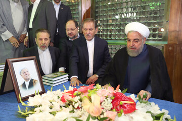 تجدید میثاق رئیس جمهور و اعضای هیأت دولت با آرمان‌های بلند امام خمینی(ره)