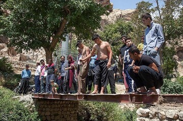 آب تنی در سراب شالان کرمانشاه