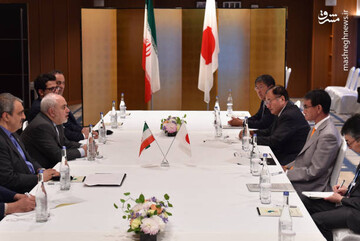 Zarif confers with Japanese counterpart on bilateral, regional issues