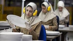 مصائب زنان کارگر، از کار ارزان تا گروگان‌گیری با چک