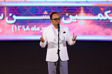 احسان کرمی مجری و خواننده بیست و یکمین جشن سینمای ایران