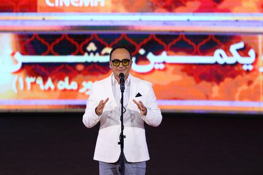 احسان کرمی مجری و خواننده بیست و یکمین جشن سینمای ایران