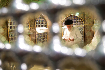 غبارروبی مضجع مطهر حضرت امام رضا(ع)