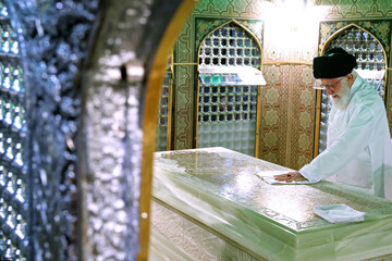 غبارروبی مضجع مطهر حضرت امام رضا(ع)