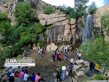 گردشگران تابستانی در گنجنامه همدان