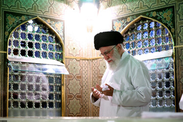 غبارروبی مضجع مطهر حضرت امام رضا(ع)