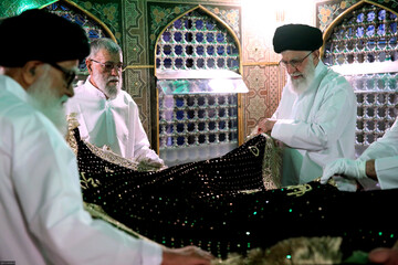 غبارروبی مضجع مطهر حضرت امام رضا(ع)