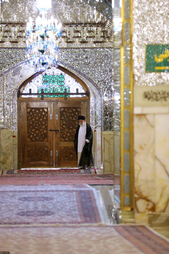 غبارروبی مضجع مطهر حضرت امام رضا(ع)