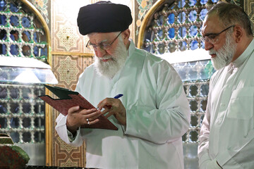 غبارروبی مضجع مطهر حضرت امام رضا(ع)