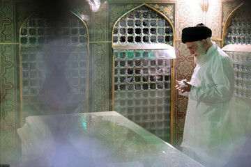 غبارروبی مضجع مطهر حضرت امام رضا(ع)