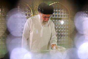 غبارروبی مضجع مطهر حضرت امام رضا(ع)