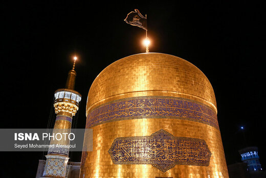 تعویض پرچم گنبد حرم رضوی در آغاز ماه محرم
