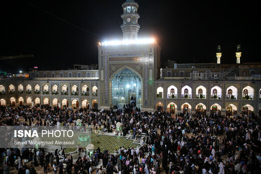 تعویض پرچم گنبد حرم رضوی در آغاز ماه محرم