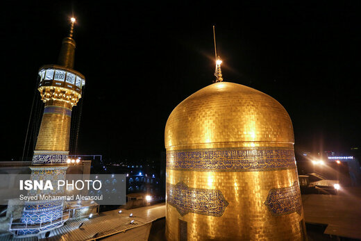 تعویض پرچم گنبد حرم رضوی در آغاز ماه محرم