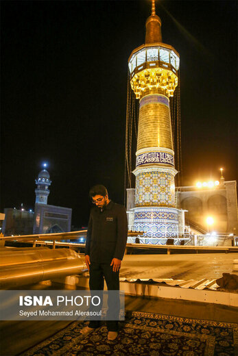 تعویض پرچم گنبد حرم رضوی در آغاز ماه محرم