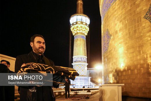 تعویض پرچم گنبد حرم رضوی در آغاز ماه محرم
