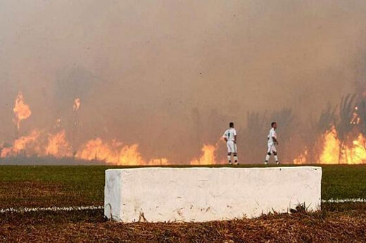 فیلم | آتش‌سوزی آمازون بازی فوتبال را در برزیل متوقف کرد