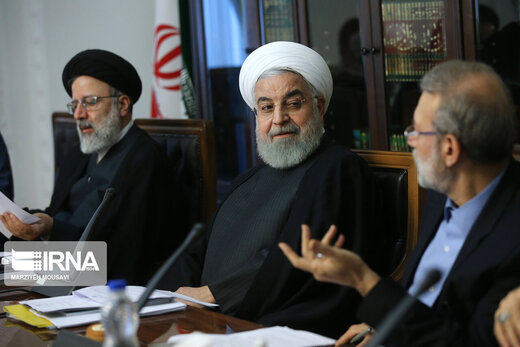 تصویری از خوش و بش روحانی و لاریجانی در جلسه شورای عالی فضای مجازی