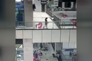 فیلم | لحظه شکستن دیواره شیشه‌ای آکواریوم بزرگ یک مرکز خرید در چین