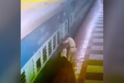 فیلم | صحنه هولناک گیرافتادن یک مسافر بین سکو و قطار در حال حرکت!