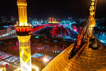 تعویض پرچم گنبد امام حسین(ع) و حضرت عباس(ع) در کربلای معلی